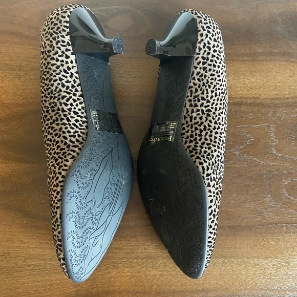 BeautiFeel Women's Black and Tan Patterned Kitten Heel Pumps Size 9 - Picture 2 of 6